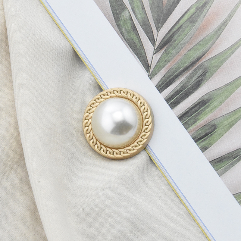 Zierknopf gold mit weißer Perle 20mm mit Öse 1 Stück Zierknopf gold mit weißer Perle 20mm mit Öse 1 Stück