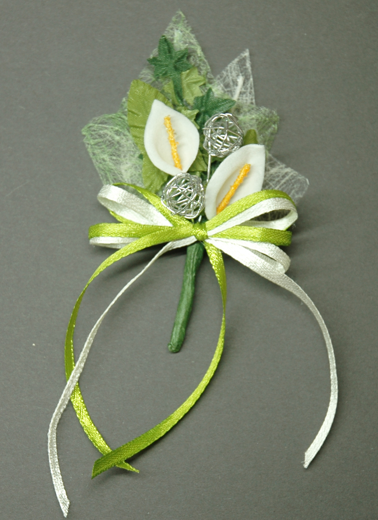 Hochzeitsanstecker, Sisalblatt mit 2 Callablüten und Drahtkugeln 9cm
