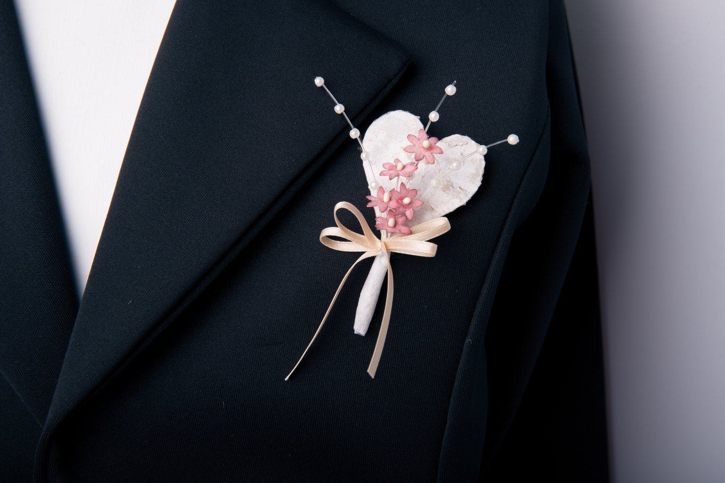 Hochzeitsanstecker Birkenherz und rosa Miniblütchen Perlen, mit Anstecknadel