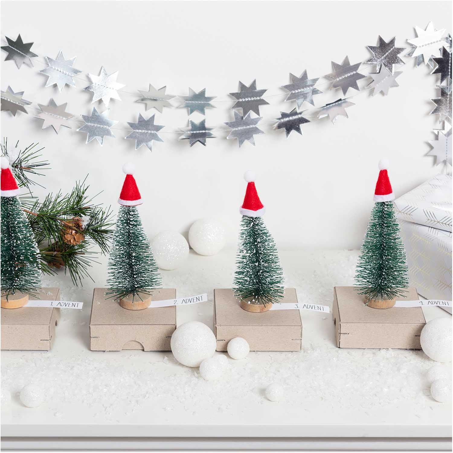 Mini-Weihnachtsmützen rot 2x3,5cm 12 Stück Mini-Weihnachtsmützen rot 2x3,5cm 12 Stück