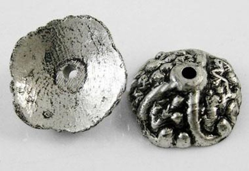 Perlkappe Acryl antik 13,5mm, schwarzsilber geprägt, 20 Stück/Pk