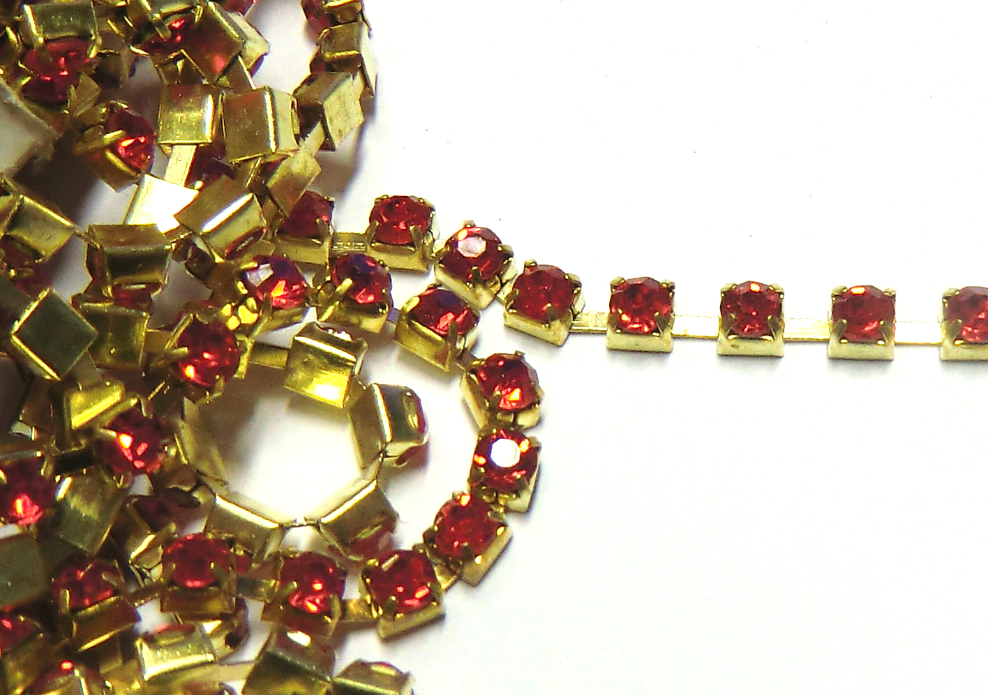 Strass-Kette 4mm gefasst, rot, goldfärbig per m