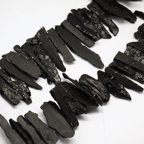 Halbedelstein schwarzer Turmalin roh ,quer gebohrt, 16x24-59mm, per Stück