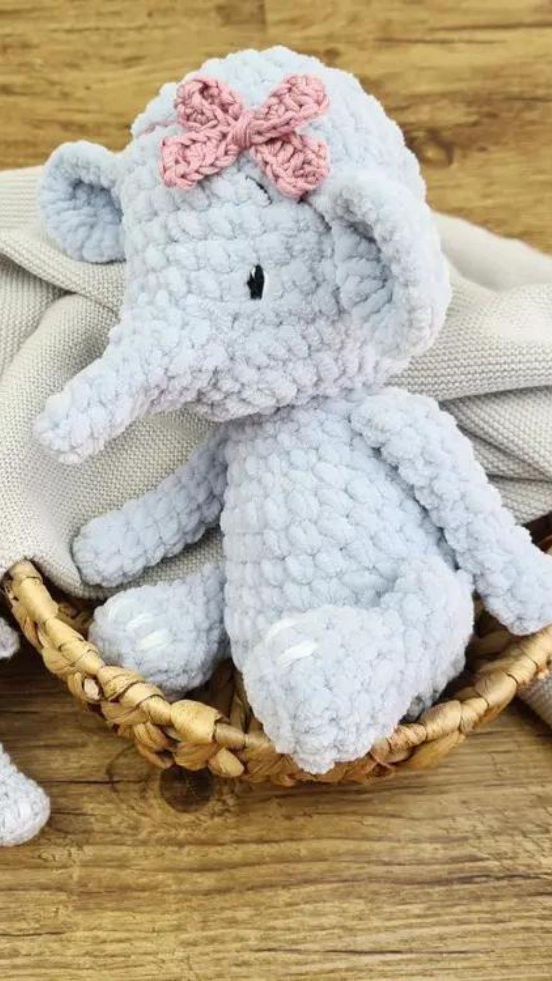 MyBoshi Samt Chenillengarn weich 100% Polyester 100m 100g MyBoshi Samt Chenillengarn weich 100% Polyester 100m 100g